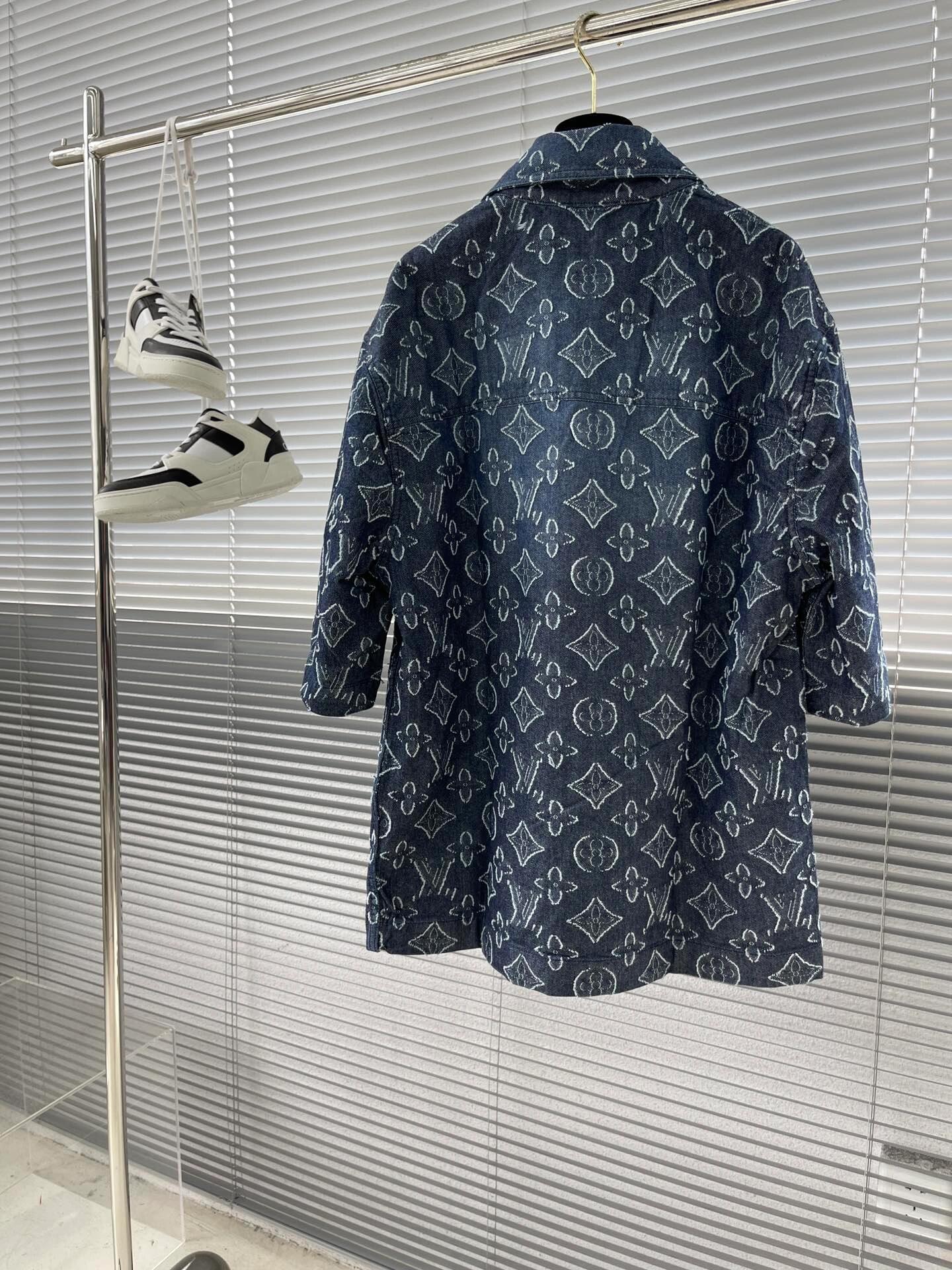 Buchstabendruck auf den lässigen kurzen Ärmeln 