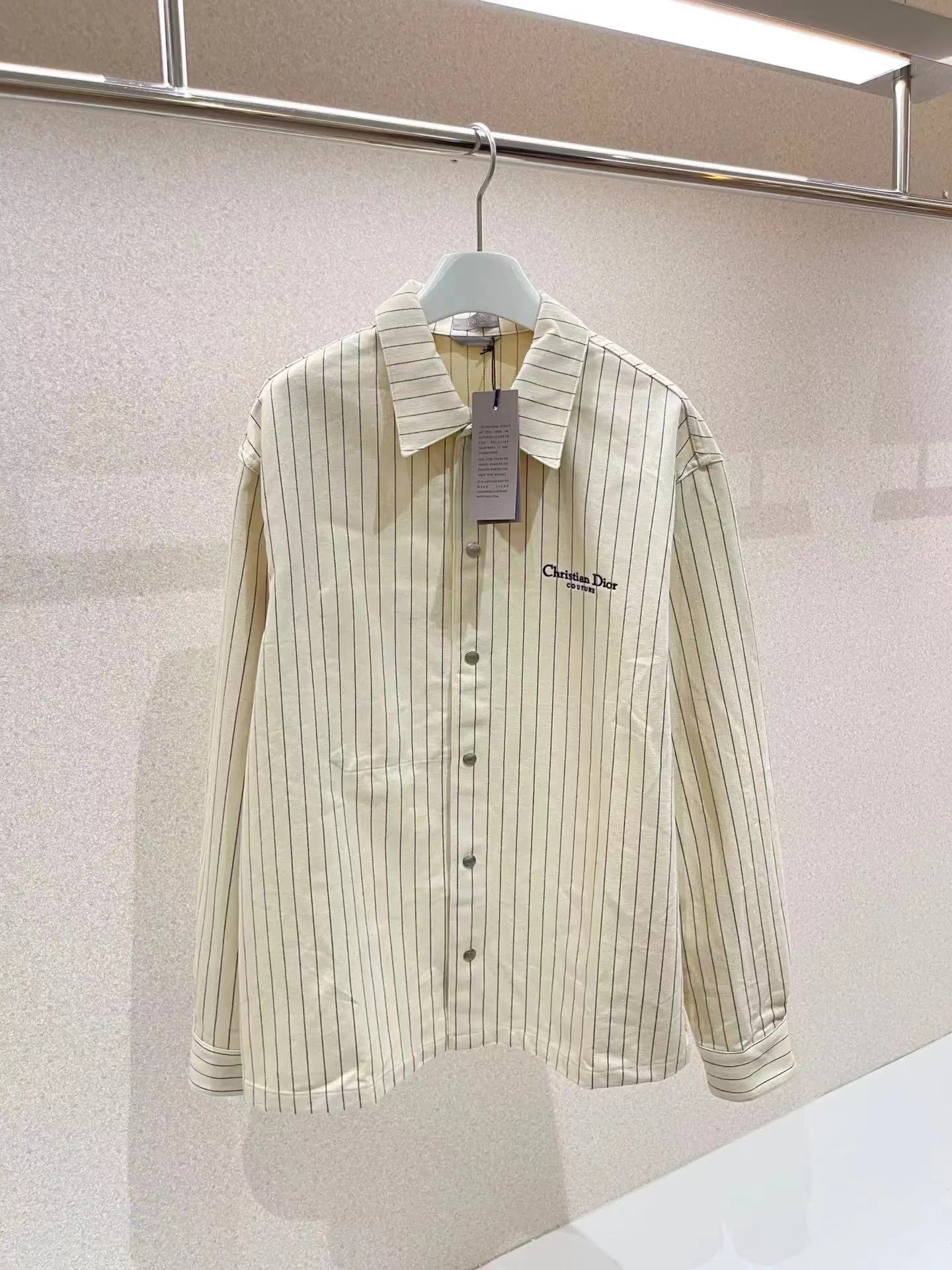 Neues gestreiftes Hemd