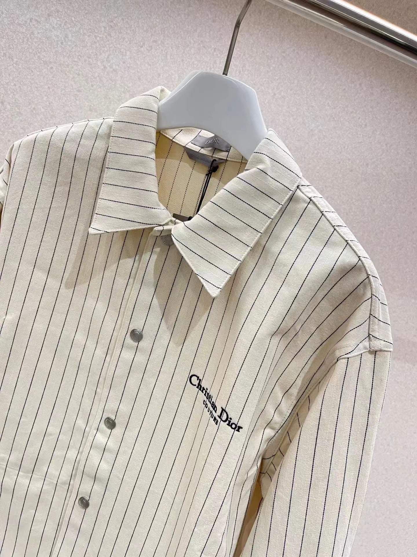 Neues gestreiftes Hemd