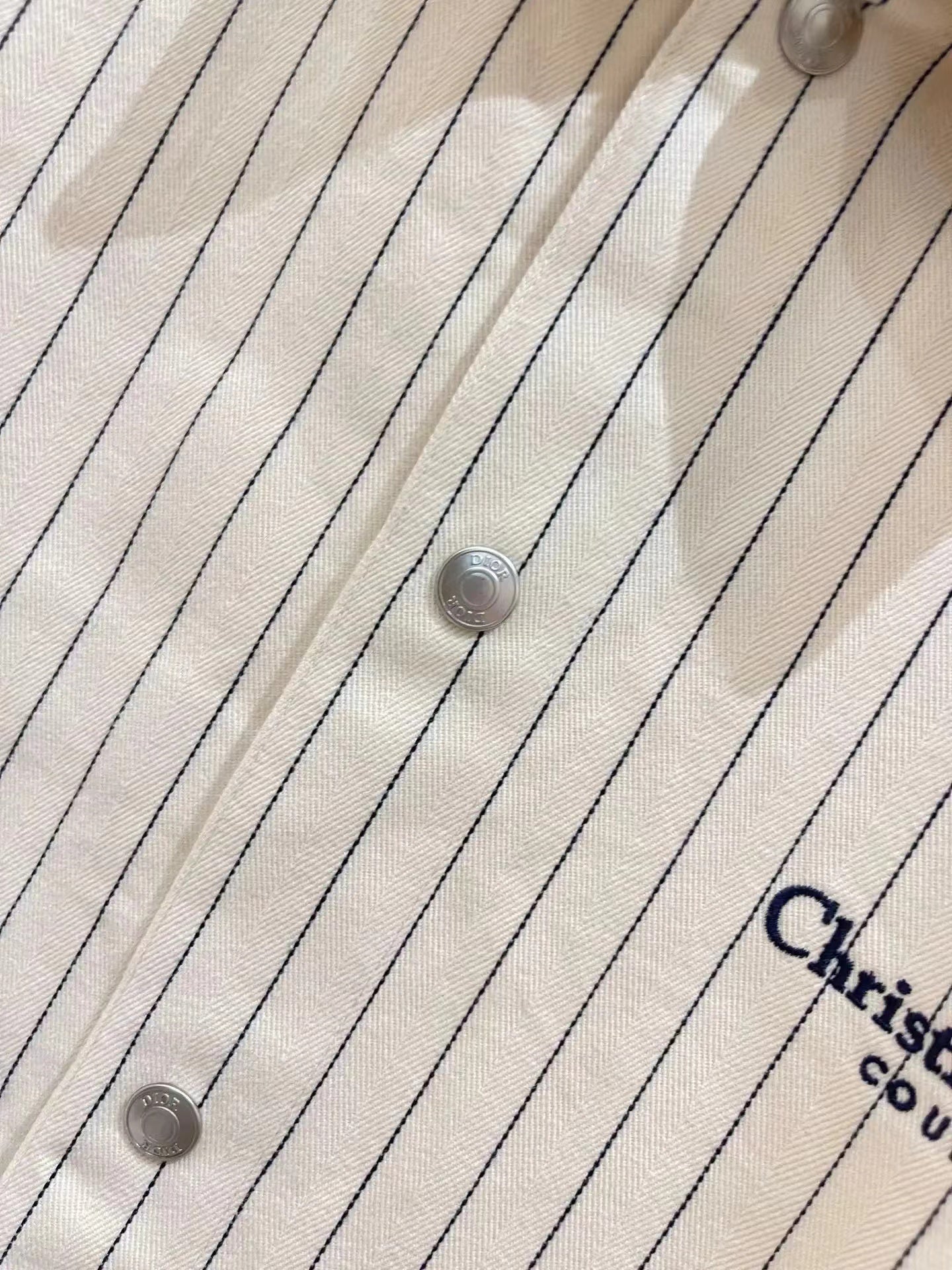 Neues gestreiftes Hemd