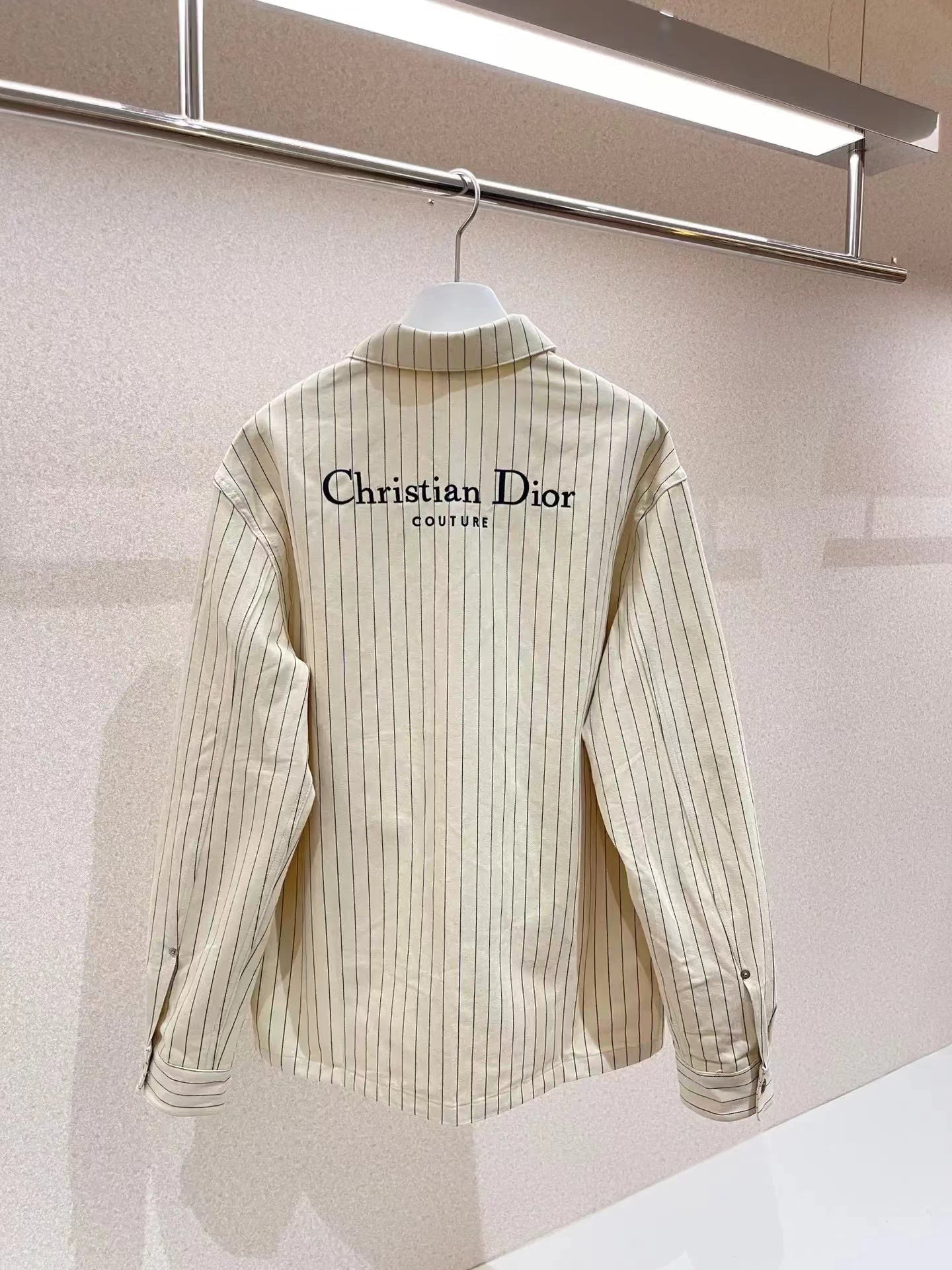 Neues gestreiftes Hemd