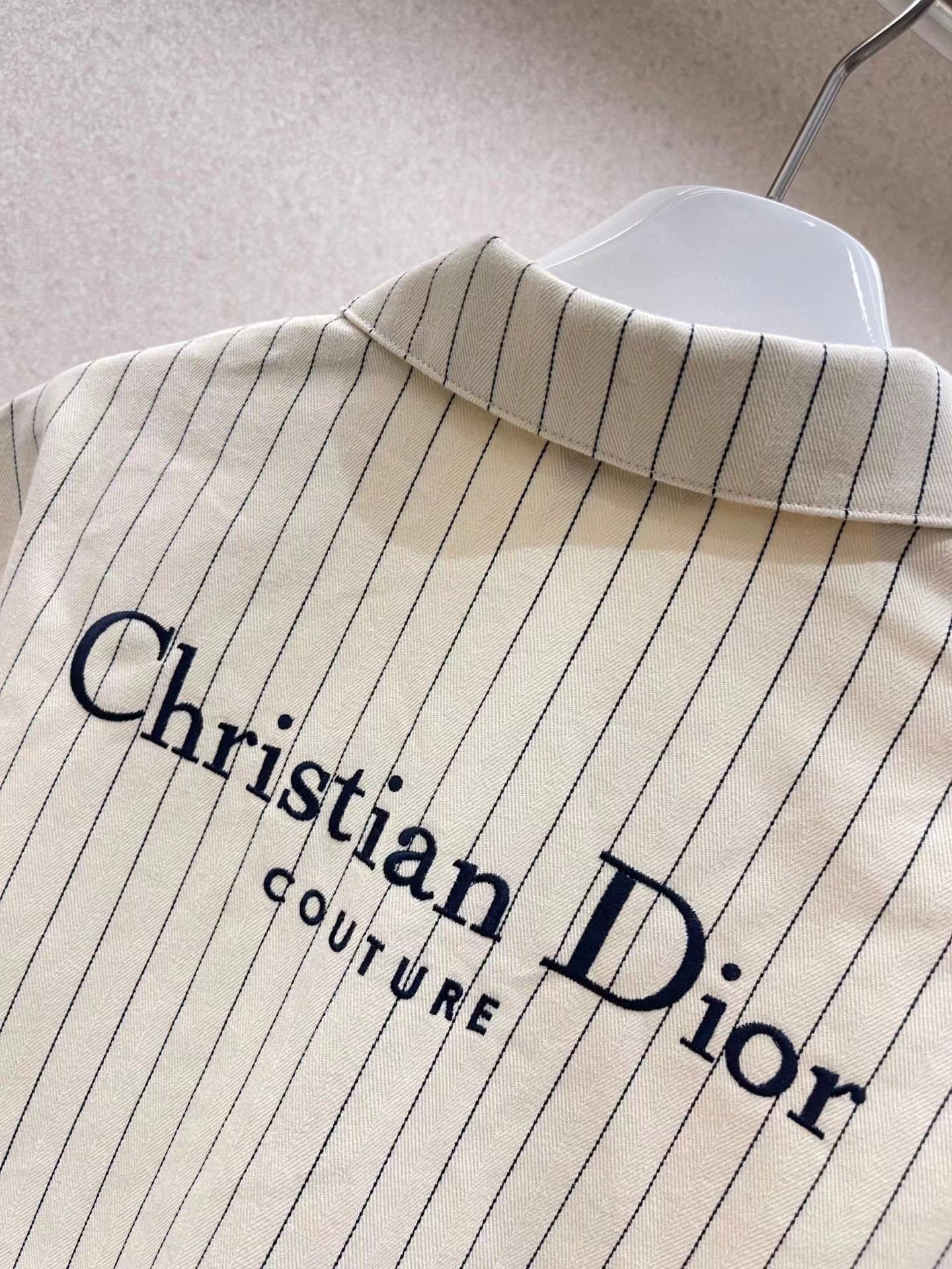 Neues gestreiftes Hemd