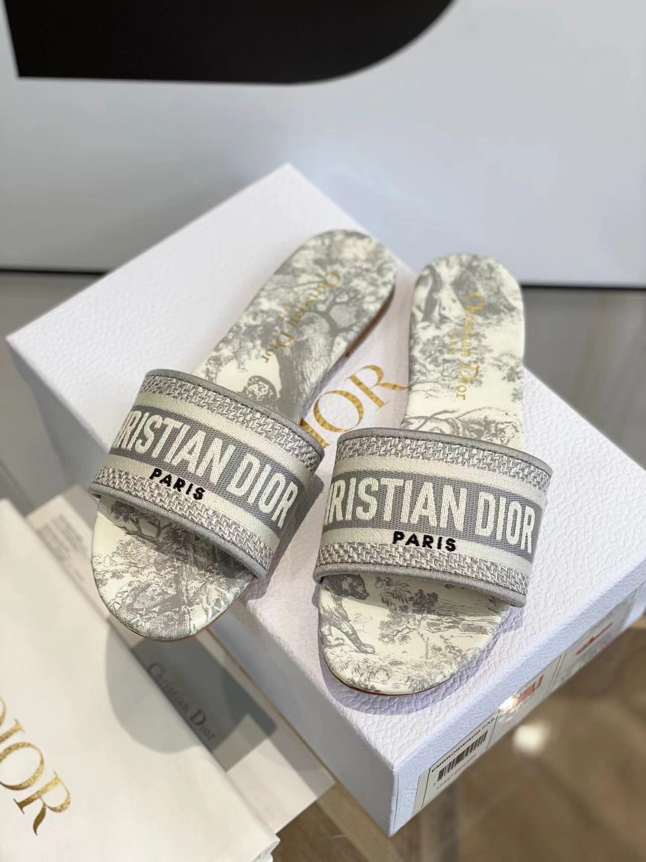 Neue Hausschuhe mit Jacquard-Stickerei