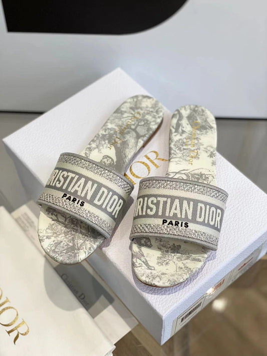 Neue Hausschuhe mit Jacquard-Stickerei