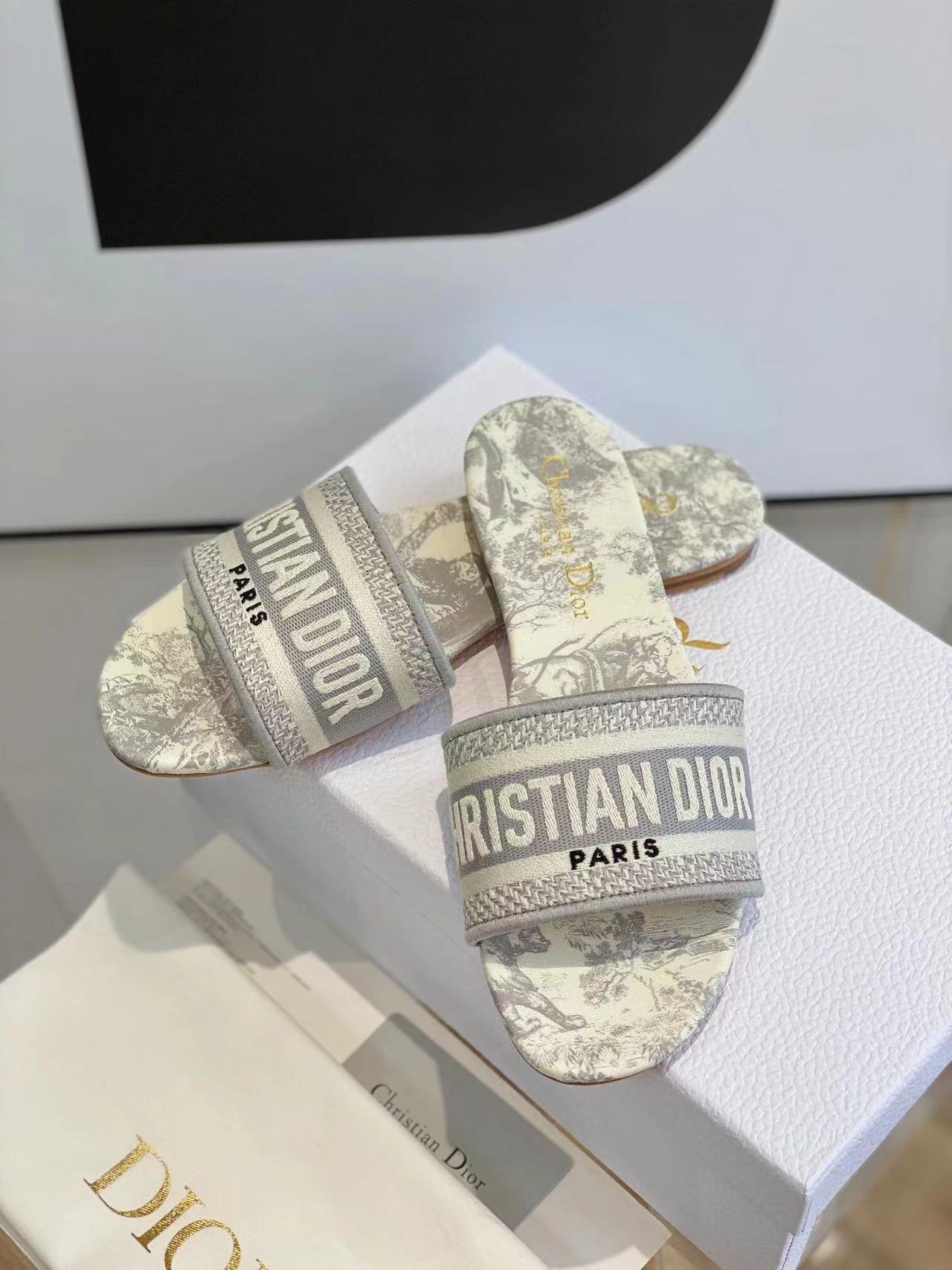 Neue Hausschuhe mit Jacquard-Stickerei