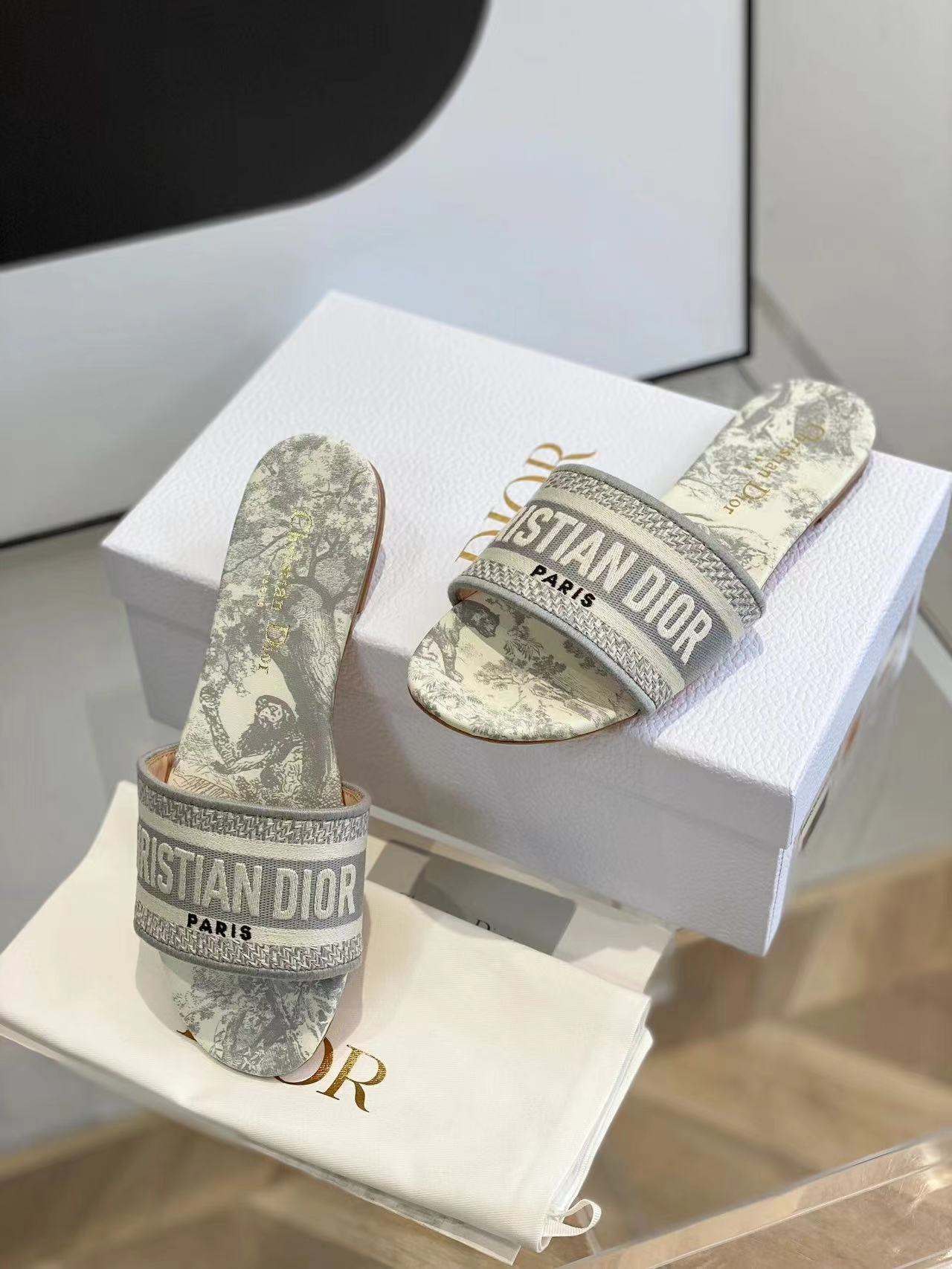 Neue Hausschuhe mit Jacquard-Stickerei