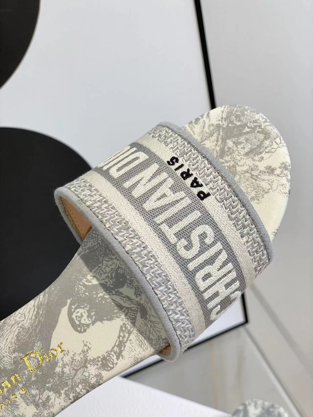 Neue Hausschuhe mit Jacquard-Stickerei