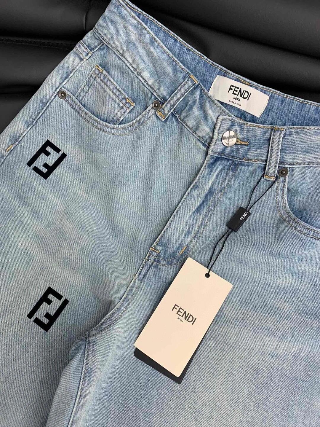 Helle, einfarbige Jeans