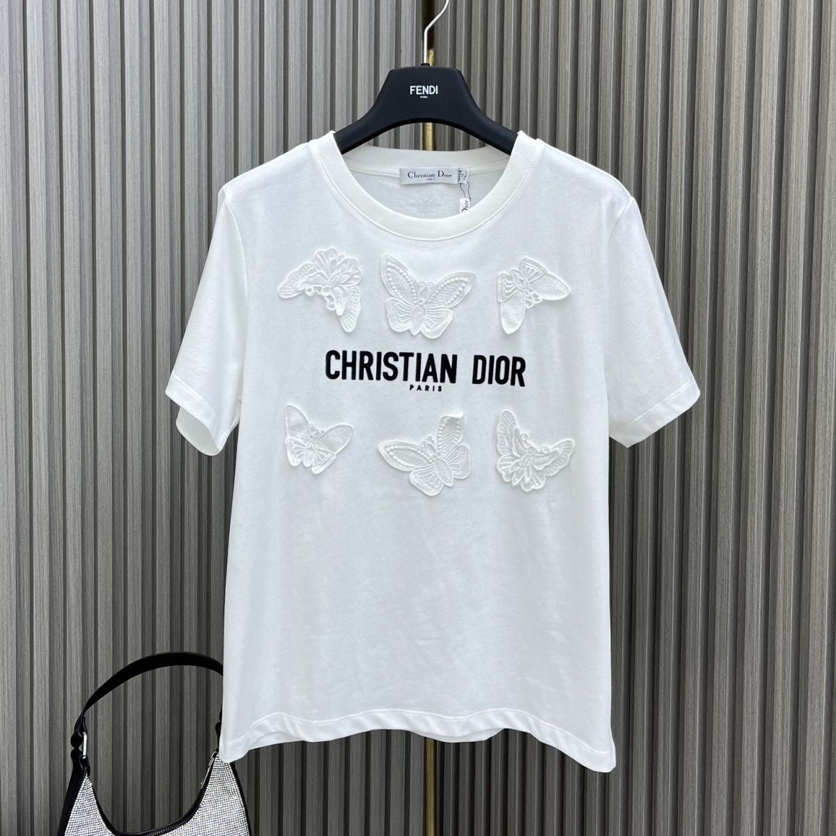 Manches courtes brodées de papillons