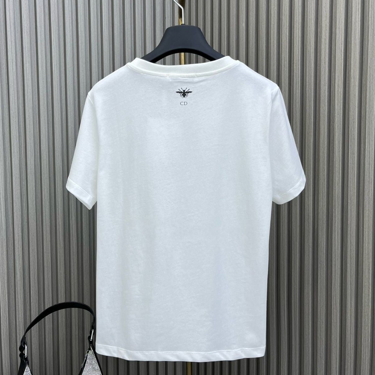 Manches courtes brodées de papillons