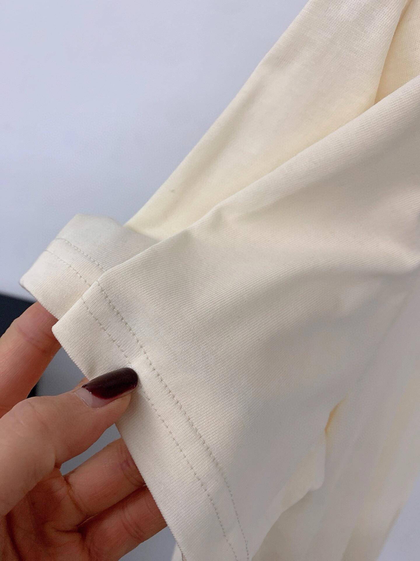 Manches courtes brodées de papillons