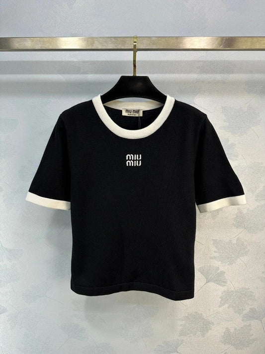 Kurze Ärmel in klassischer Farbe