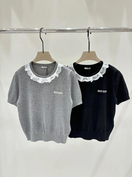 Rundhalsausschnitt mit Spitze und kurzen Ärmeln