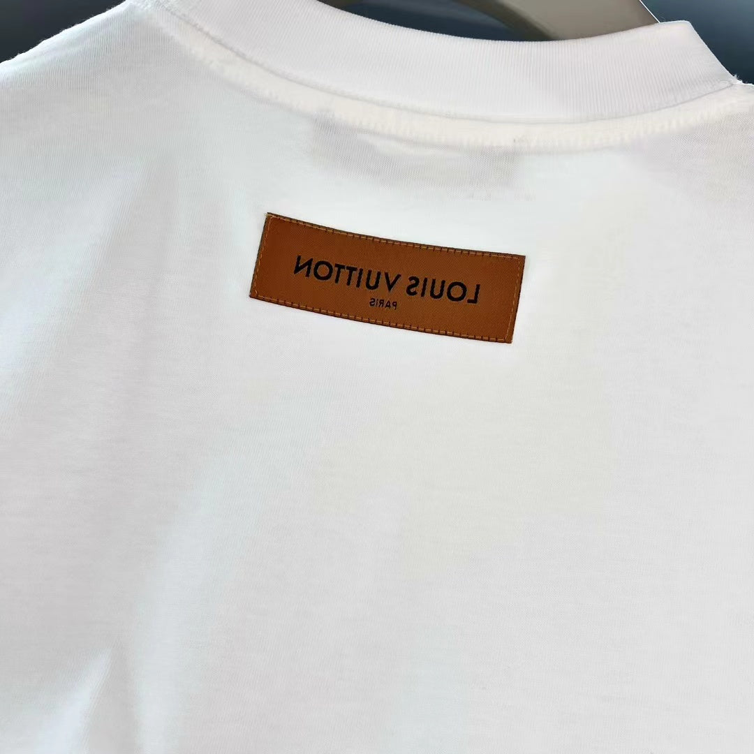 Kurzarm-Schriftzug-Logo auf der Brust 