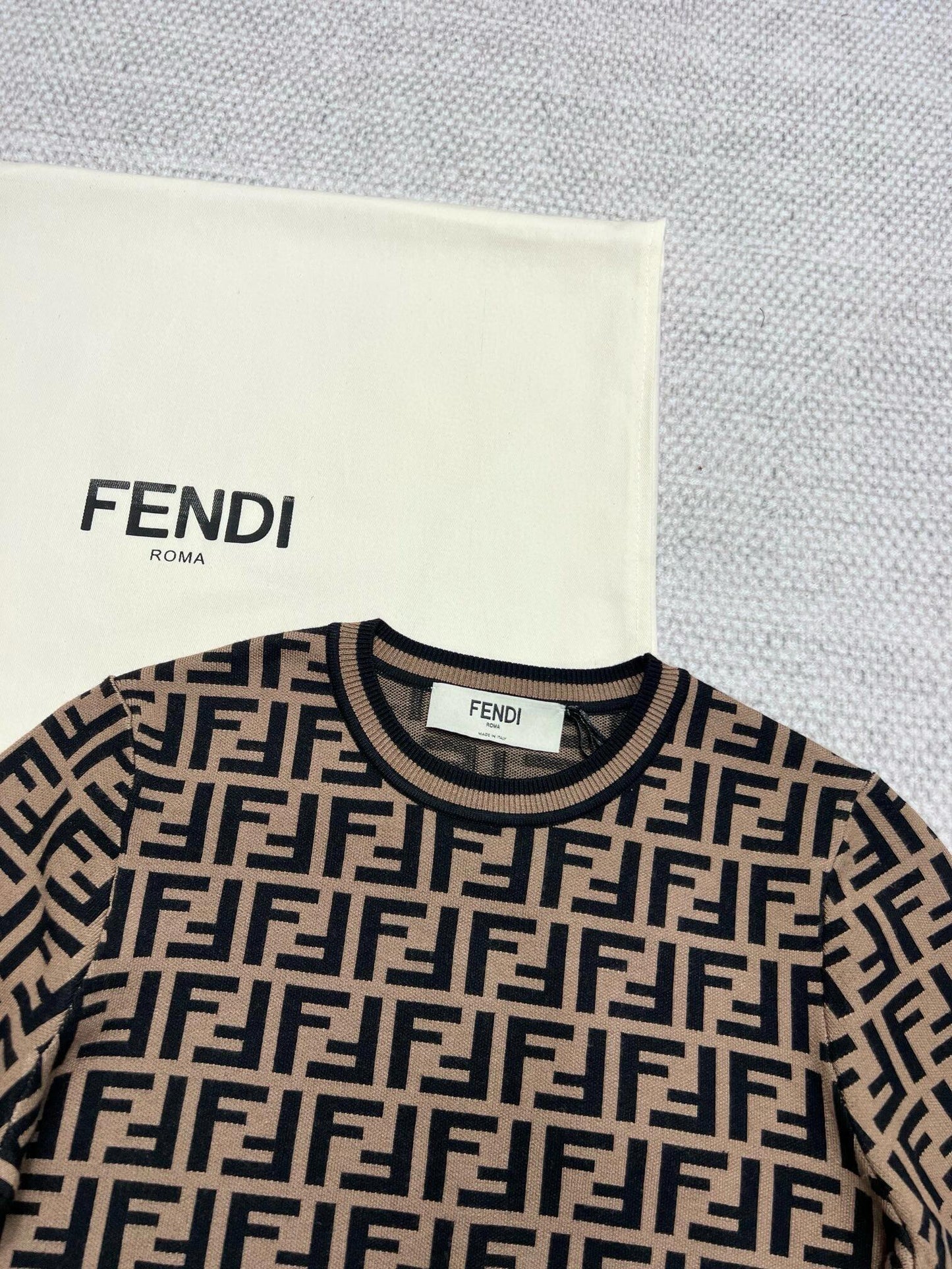 Kurzarmpullover mit Schriftzug