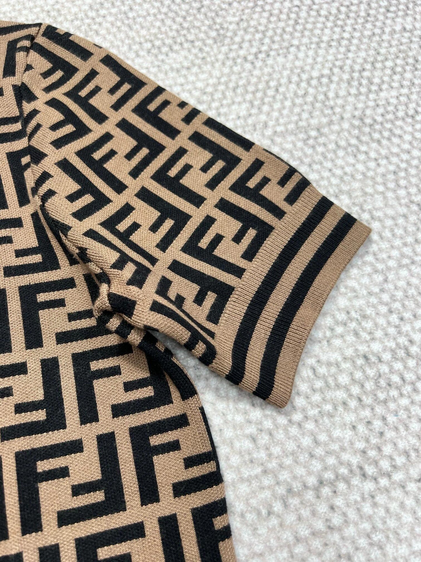 Kurzarmpullover mit Schriftzug