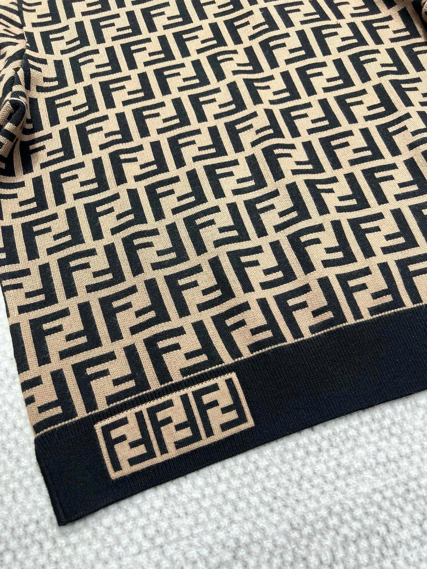 Kurzarmpullover mit Schriftzug