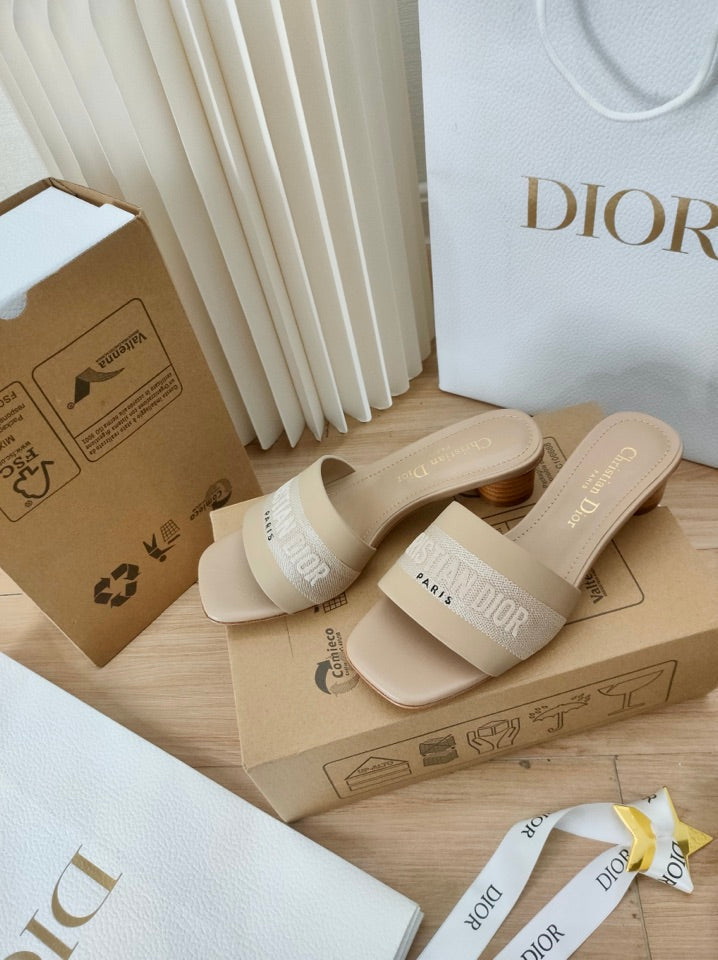 🔅2024 printemps et été nouvelles chaussures pour femmes avec logo brodé lettre CD