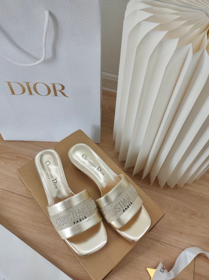 🔅2024 printemps et été nouvelles chaussures pour femmes avec logo brodé lettre CD