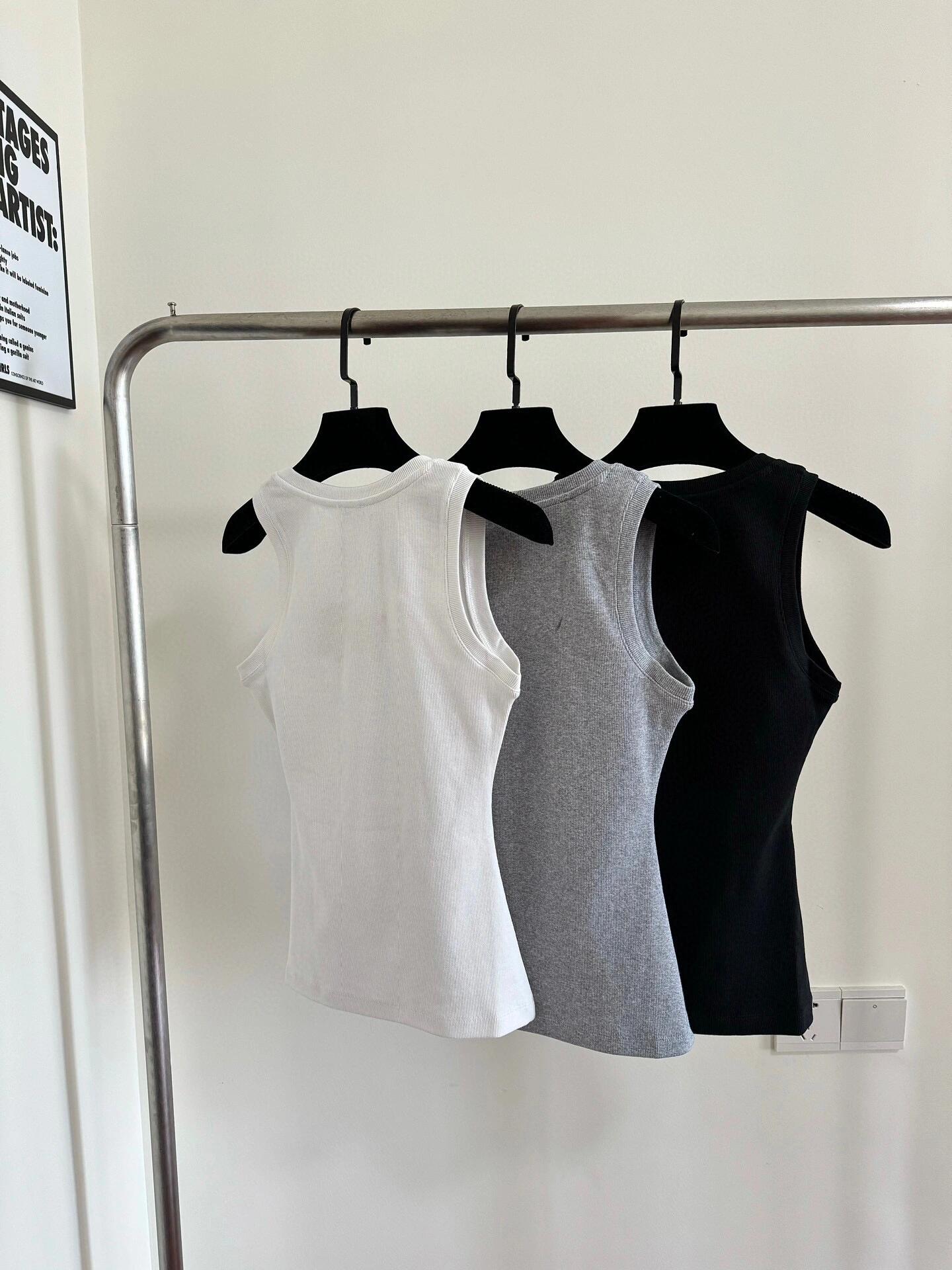 Gestricktes Camisole mit Stickerei auf der Brust