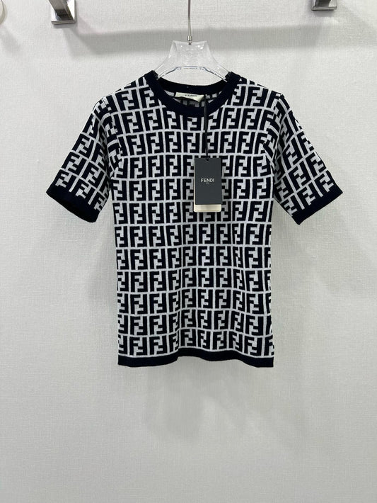 Kurze Ärmel mit Buchstabenmuster