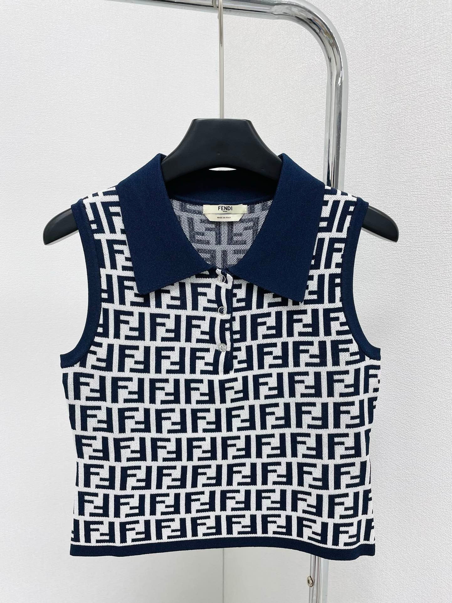 Weste mit Polokragen