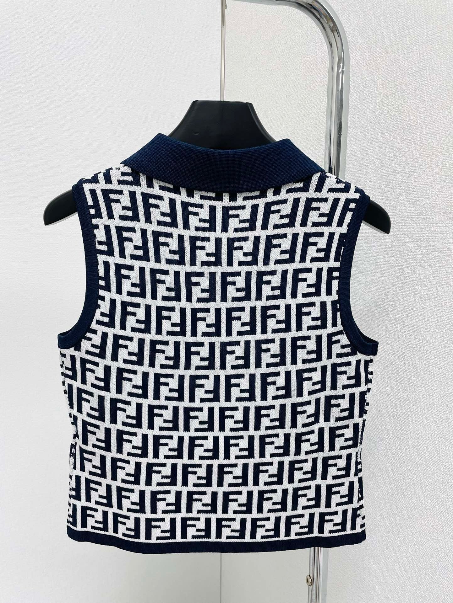 Weste mit Polokragen