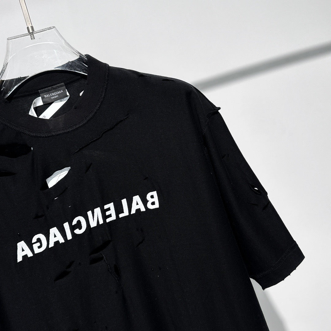 Le nouveau couteau à la mode de l'été coupe des trous dans le t-shirt court à col rond en coton, 