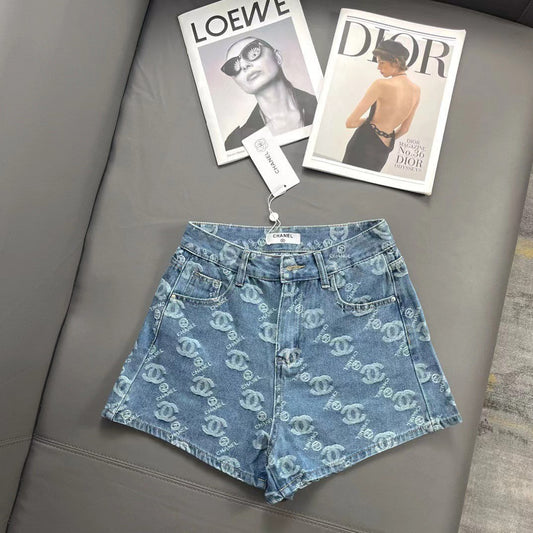Short en jean avec logo brodé sur toute la surface