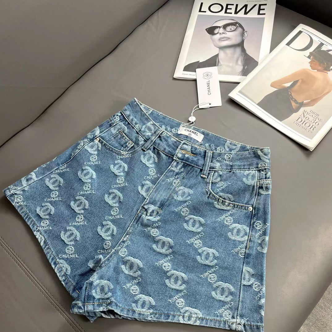 Short en jean avec logo brodé sur toute la surface