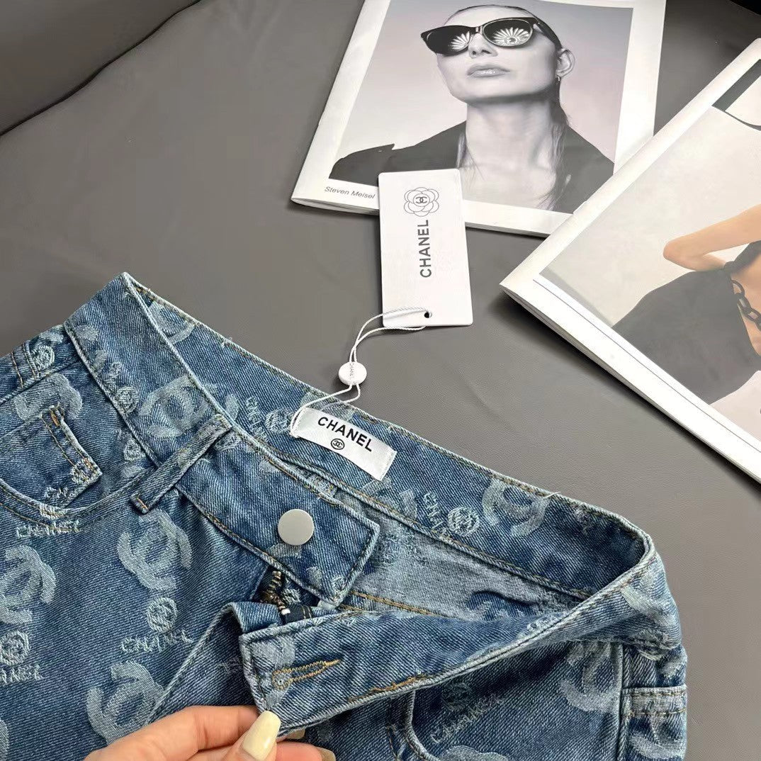 Short en jean avec logo brodé sur toute la surface