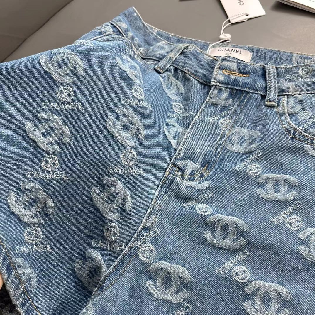 Short en jean avec logo brodé sur toute la surface