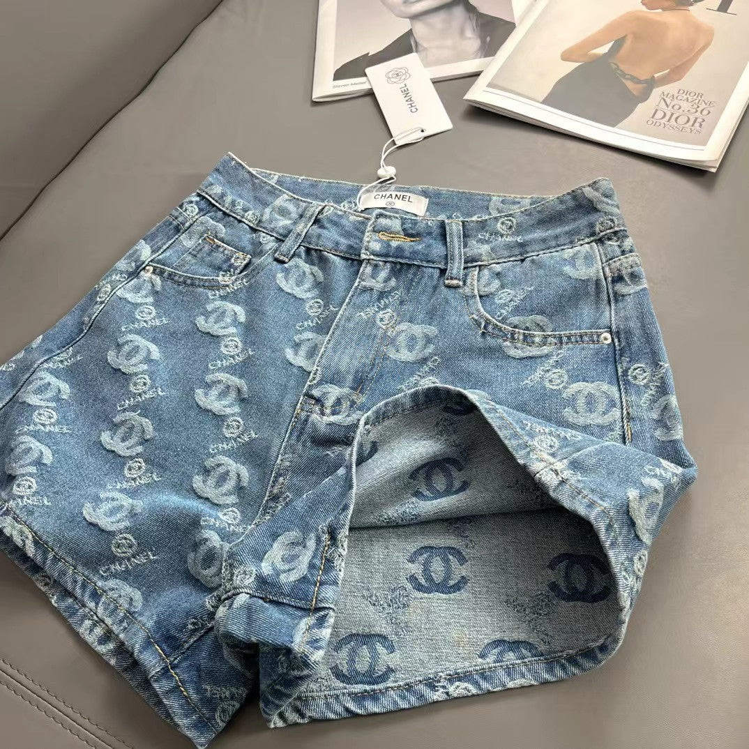 Short en jean avec logo brodé sur toute la surface