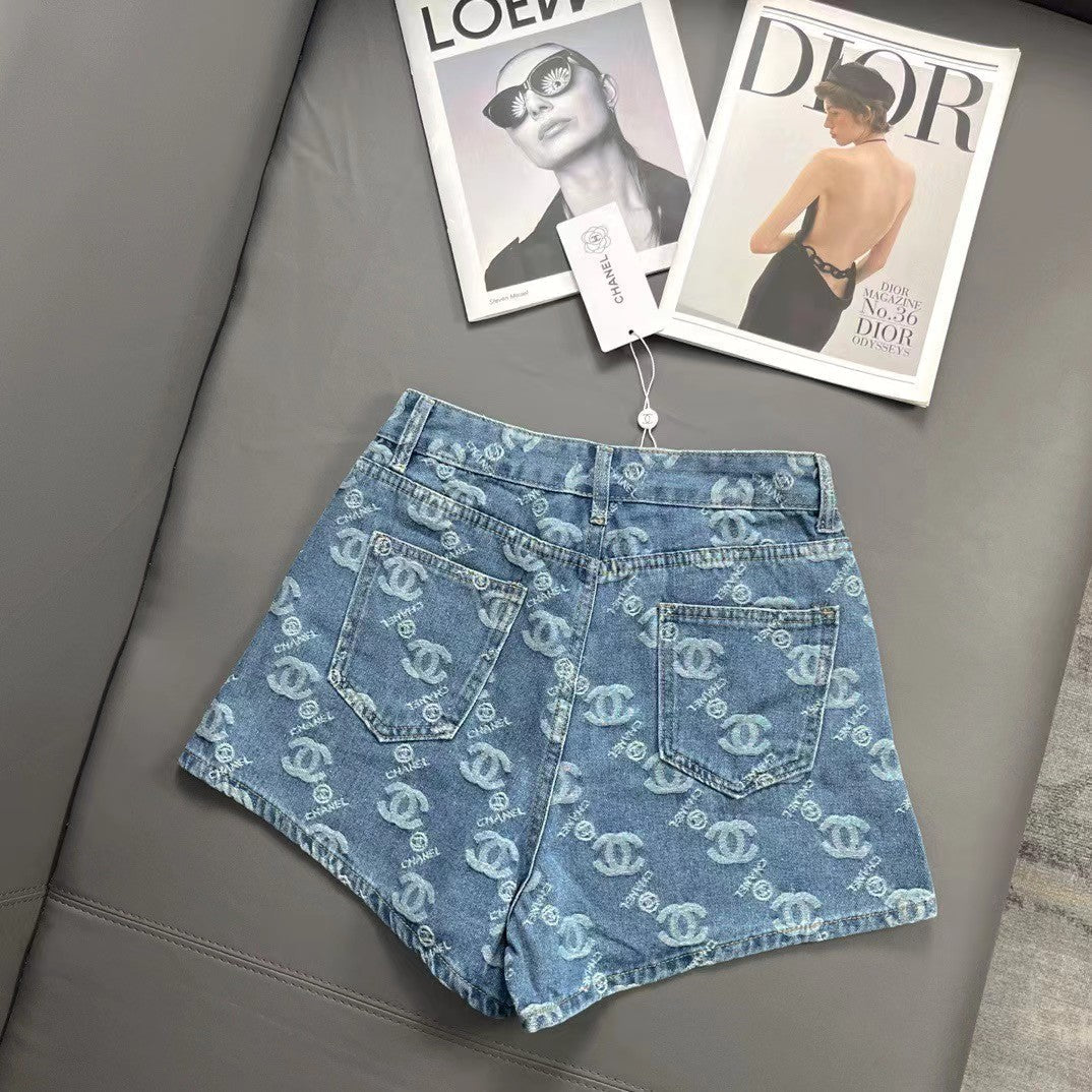 Short en jean avec logo brodé sur toute la surface