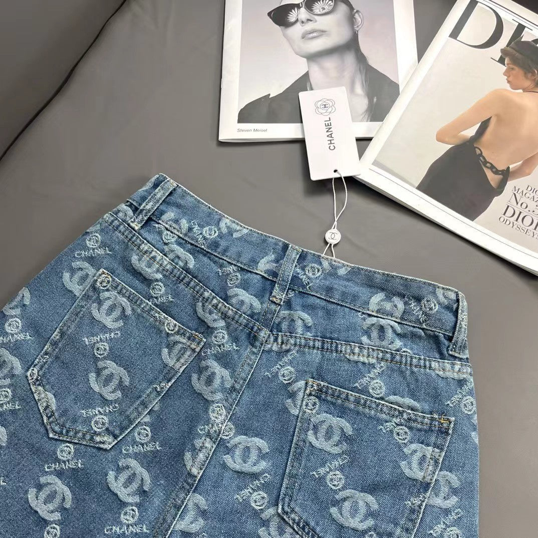 Short en jean avec logo brodé sur toute la surface