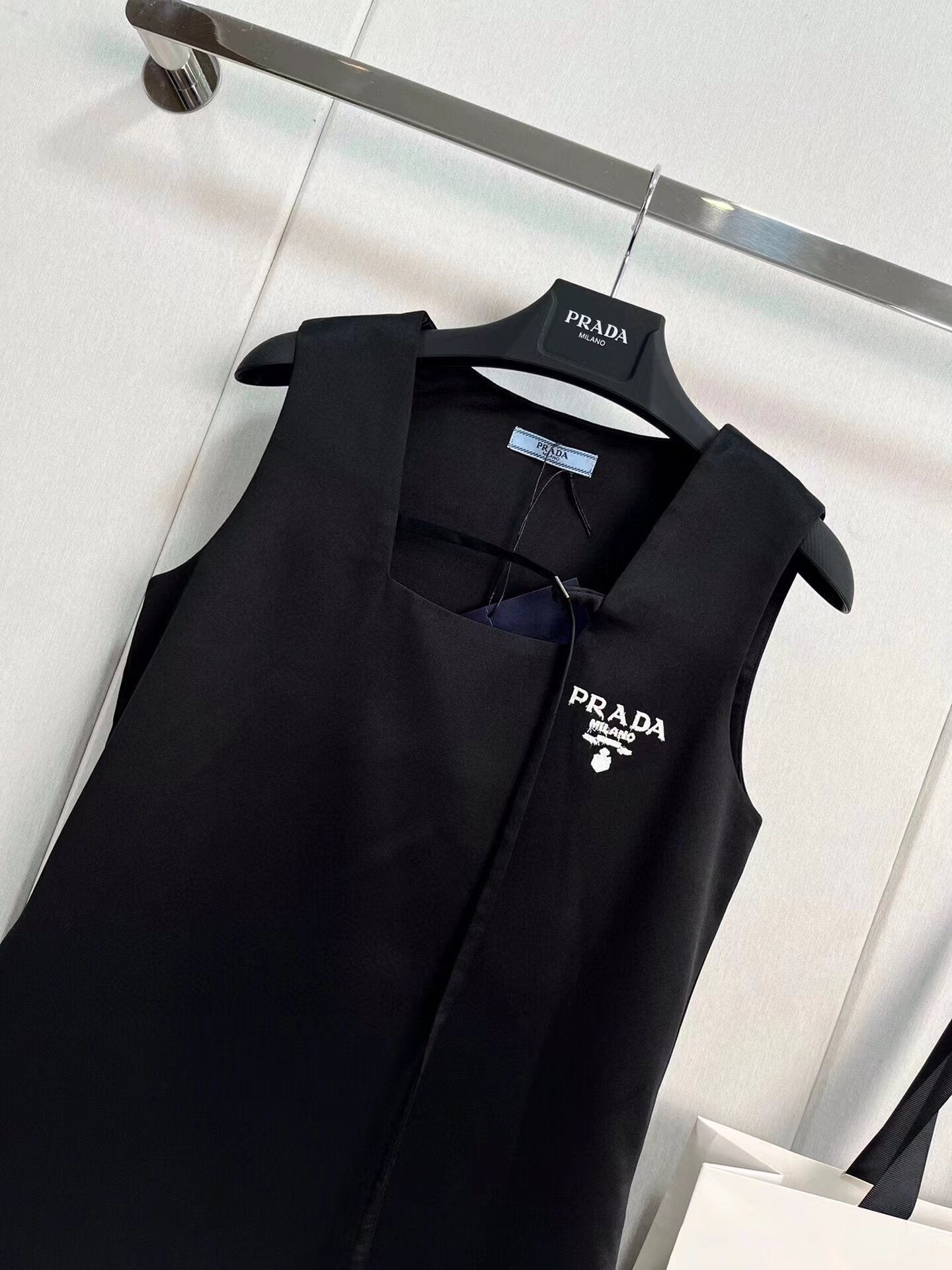 Schlichtes und elegantes, schmales Westenkleid mit Rundhalsausschnitt