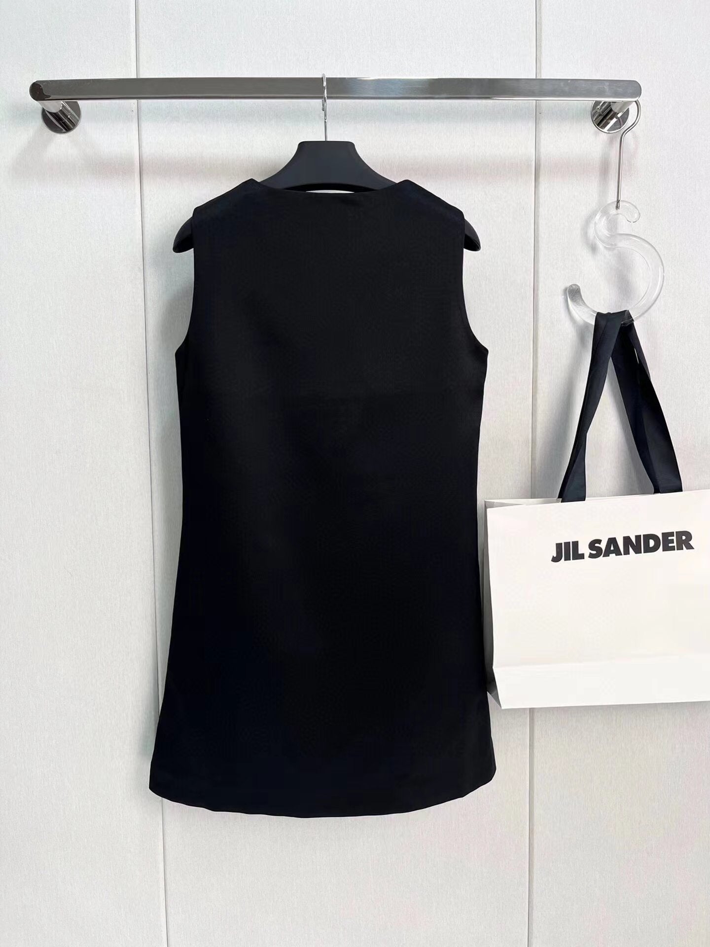 Schlichtes und elegantes, schmales Westenkleid mit Rundhalsausschnitt