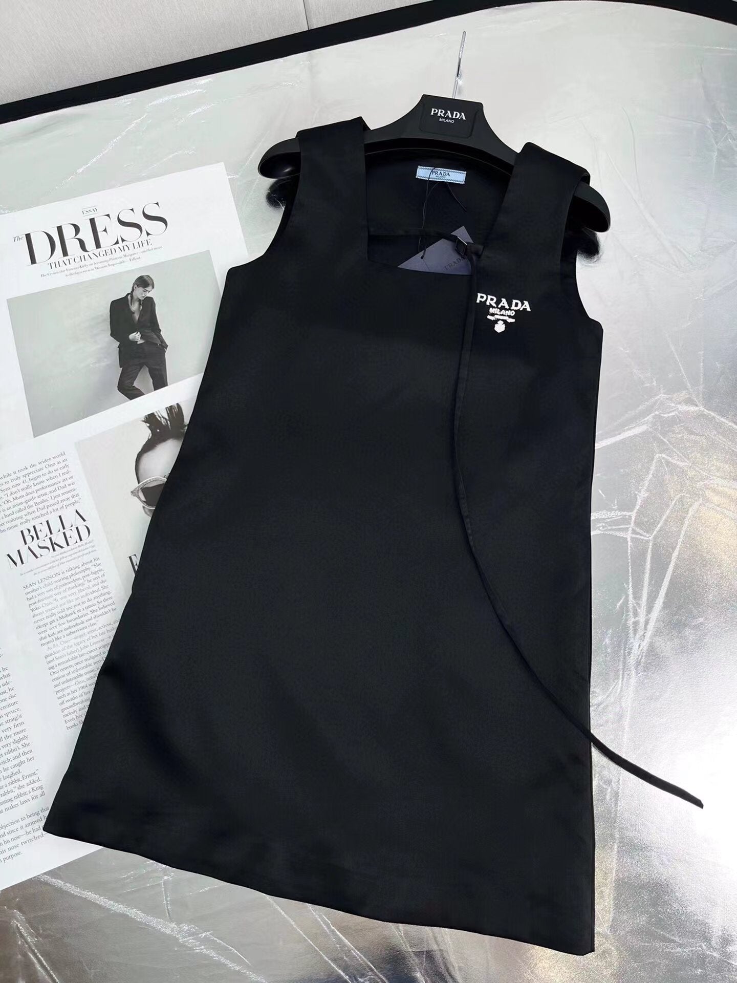 Schlichtes und elegantes, schmales Westenkleid mit Rundhalsausschnitt