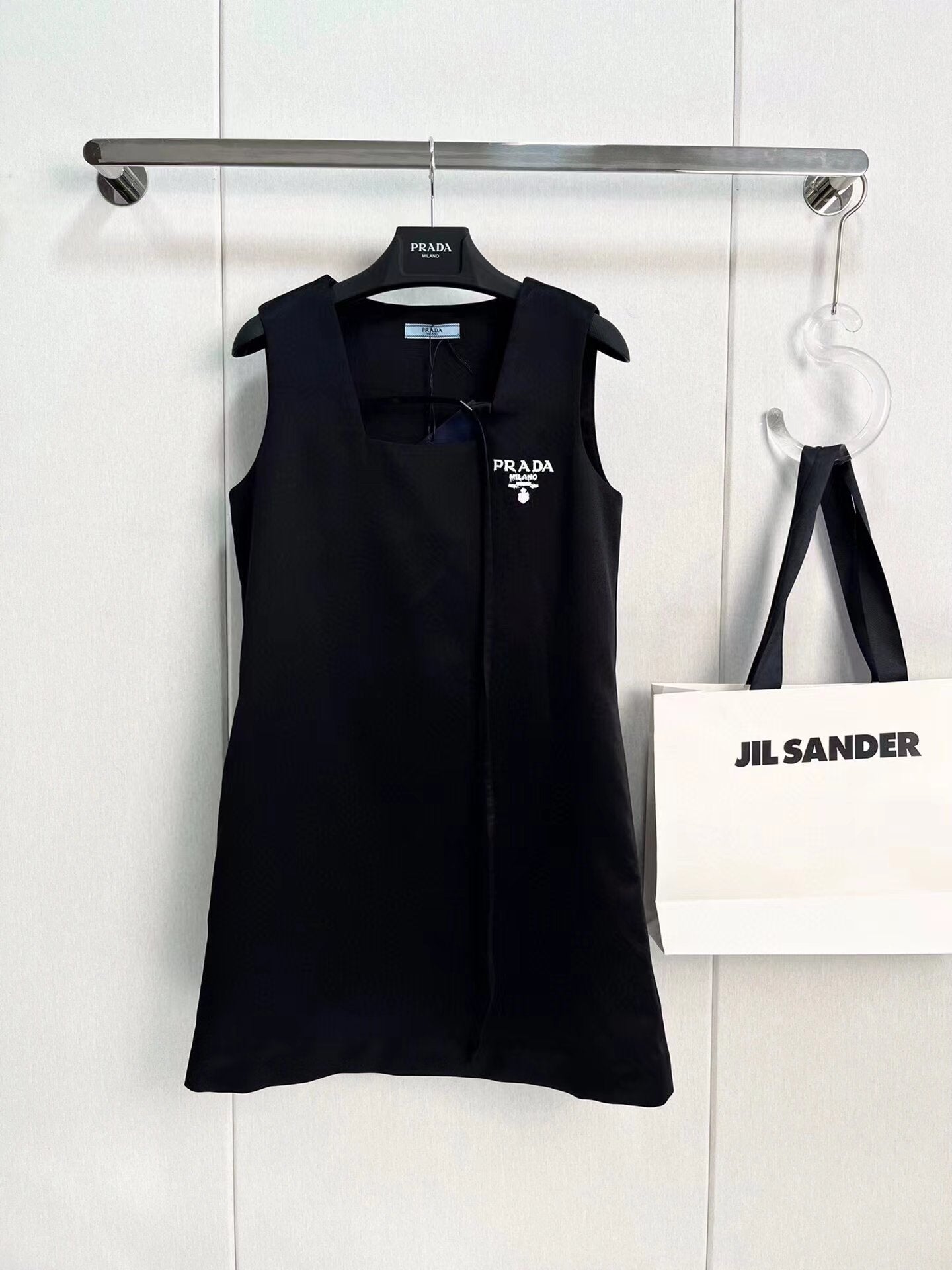 Schlichtes und elegantes, schmales Westenkleid mit Rundhalsausschnitt