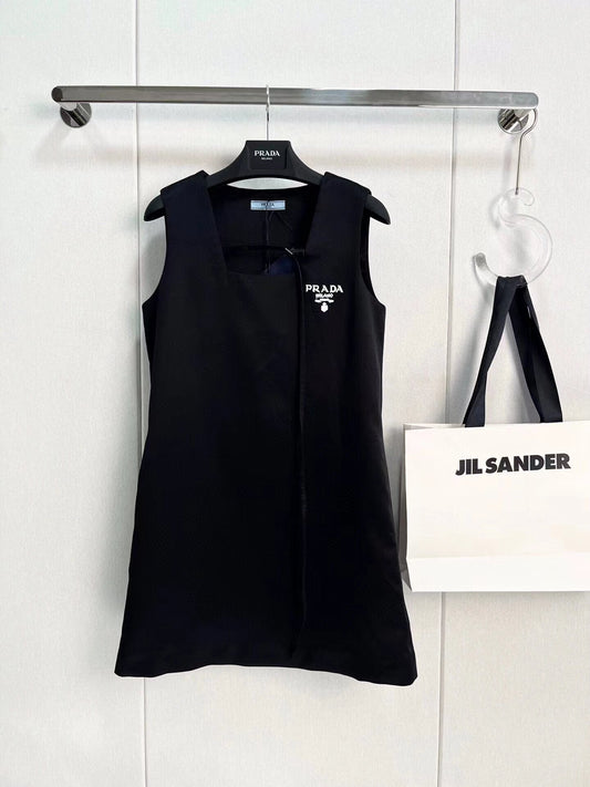 Schlichtes und elegantes, schmales Westenkleid mit Rundhalsausschnitt