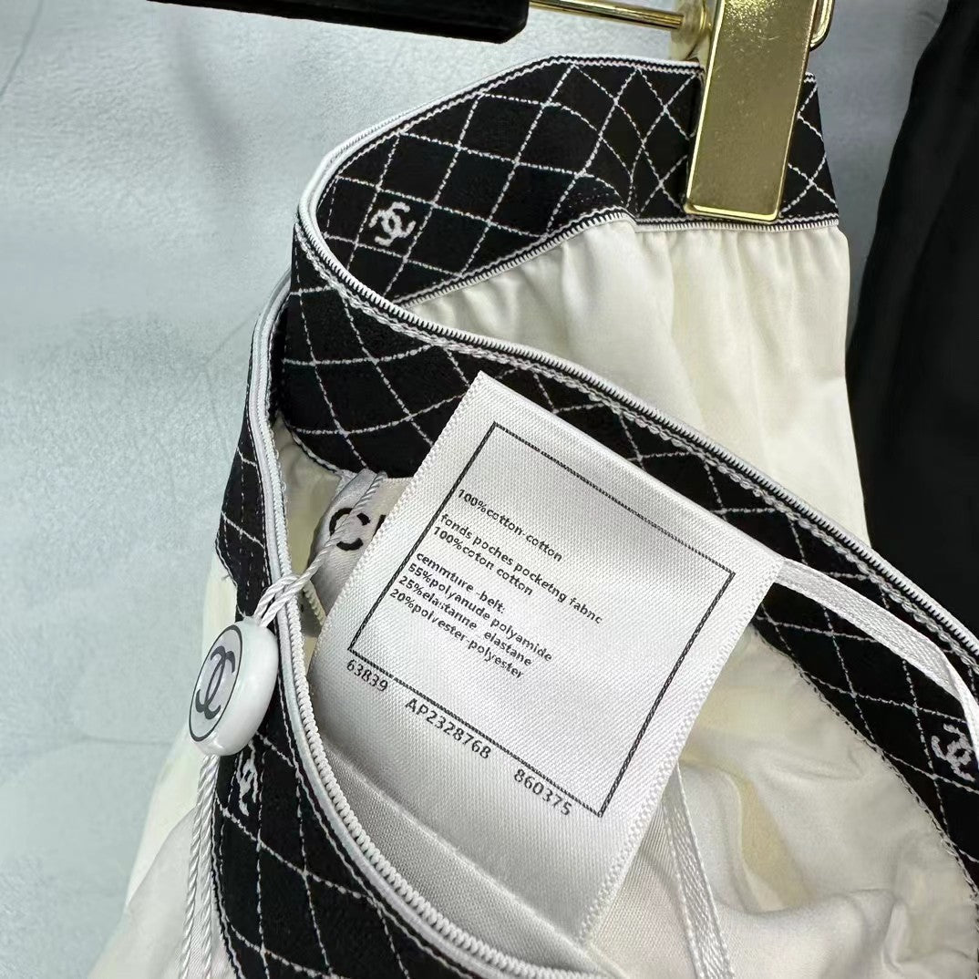 Short à taille élastique avec sangle double C