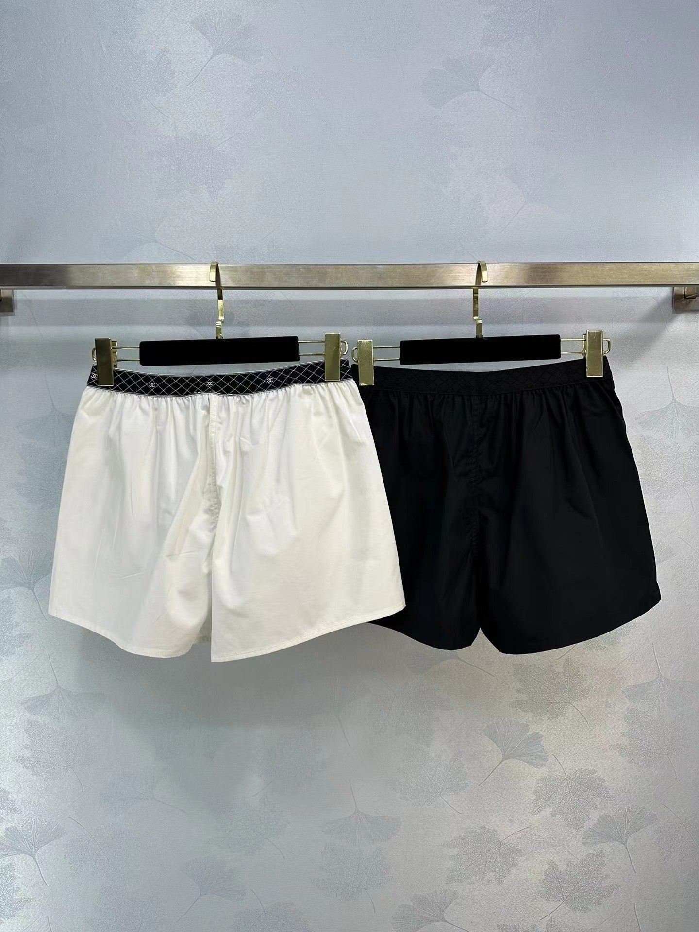 Short à taille élastique avec sangle double C