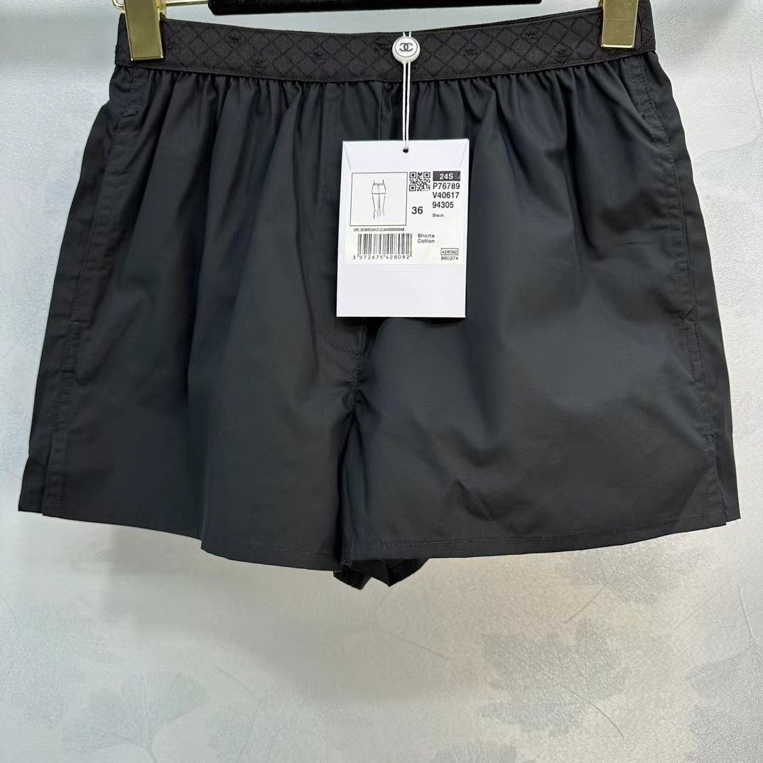 Short à taille élastique avec sangle double C