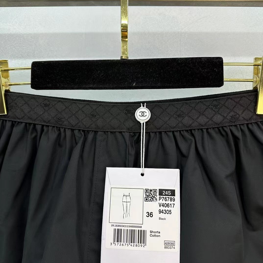 Short à taille élastique avec sangle double C