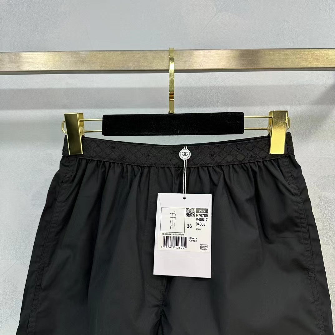 Short à taille élastique avec sangle double C