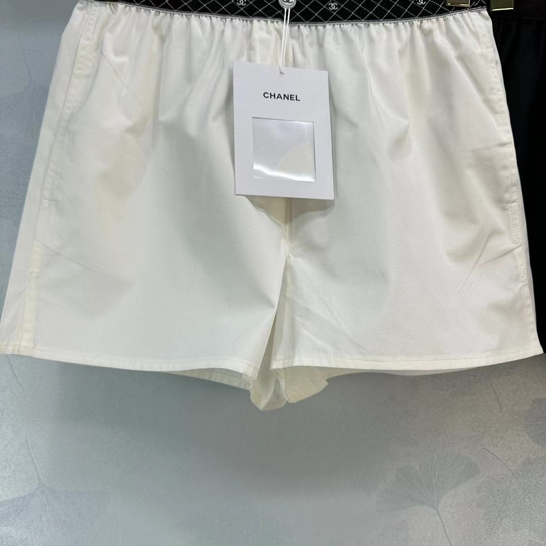 Short à taille élastique avec sangle double C