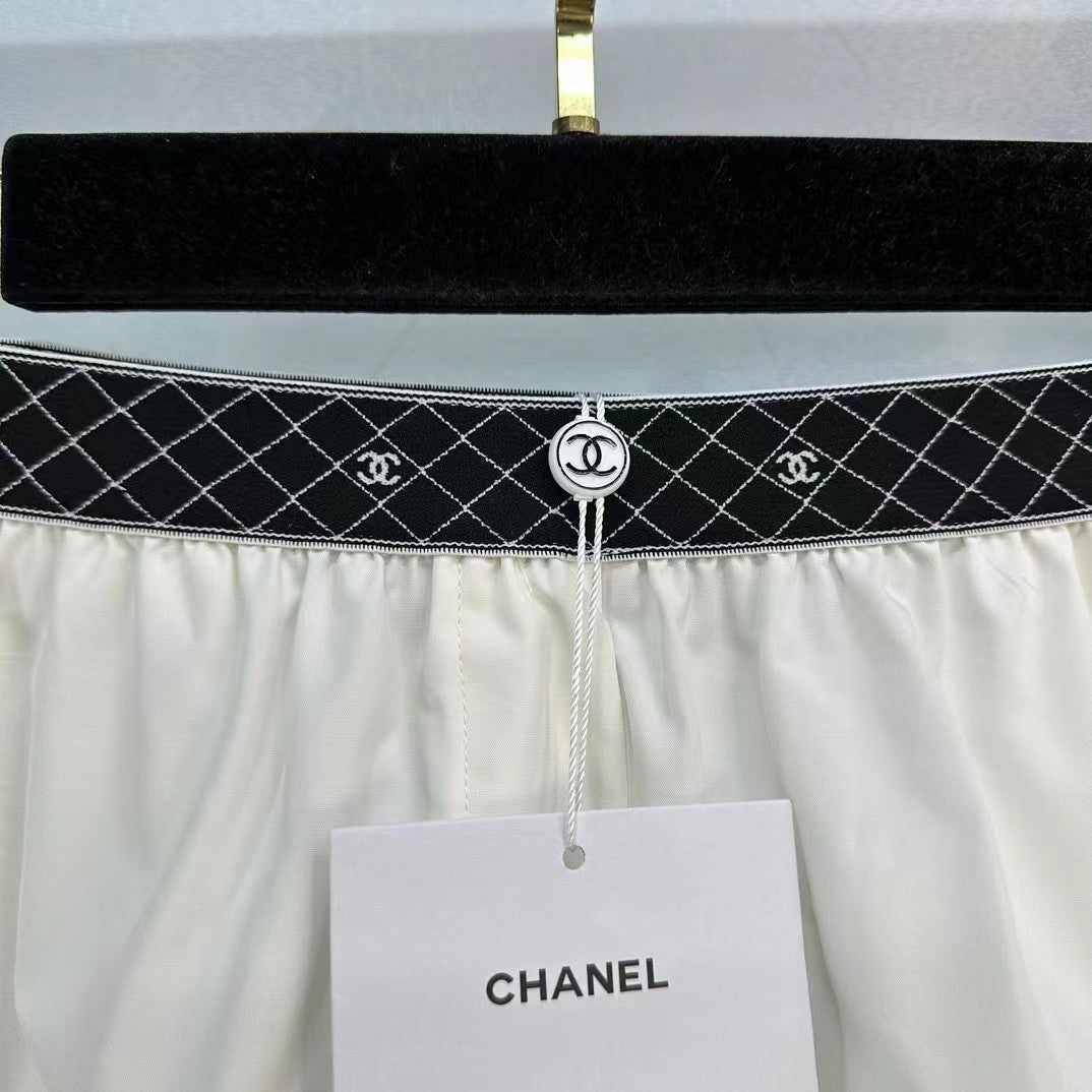 Short à taille élastique avec sangle double C