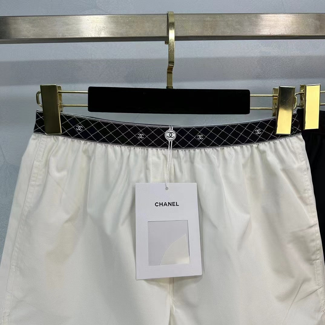 Short à taille élastique avec sangle double C