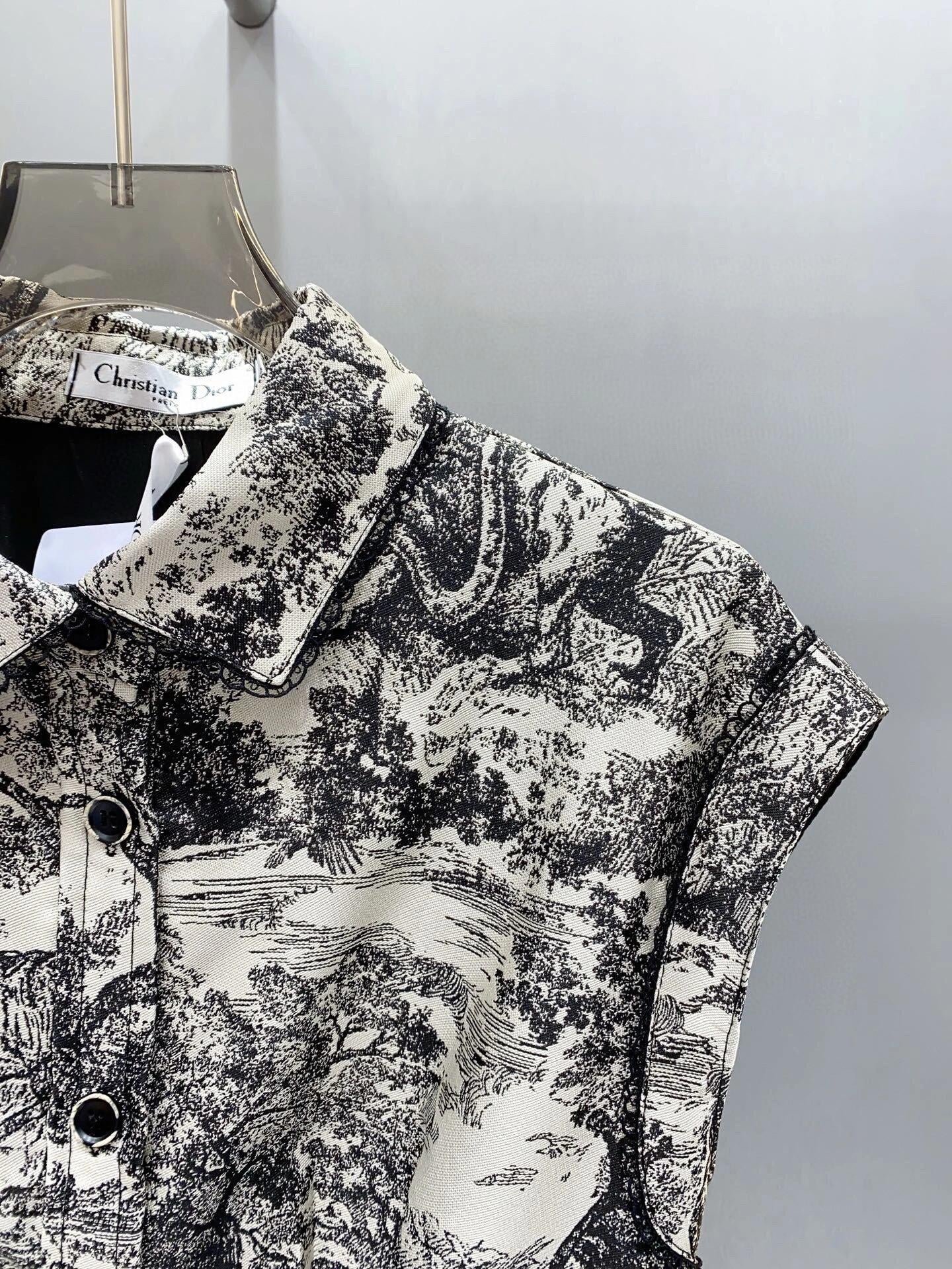 Kleid mit bedrucktem Muster