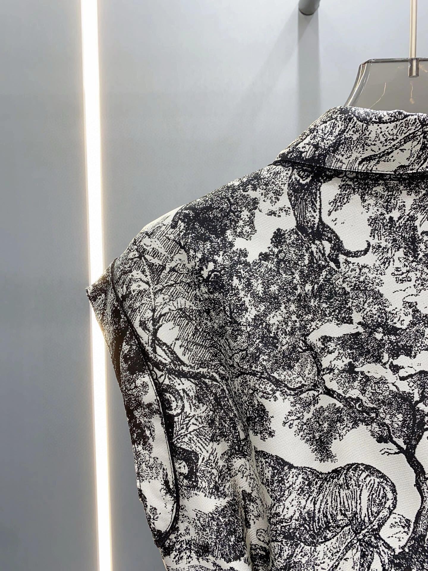 Kleid mit bedrucktem Muster